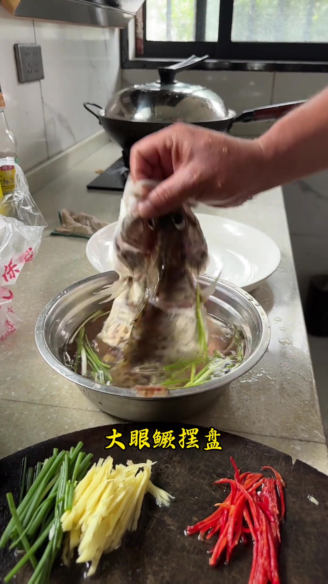 钓鱼人不仅要会钓鱼还要会把鱼变成美食,这样蒸出的鳜鱼实在太好吃了