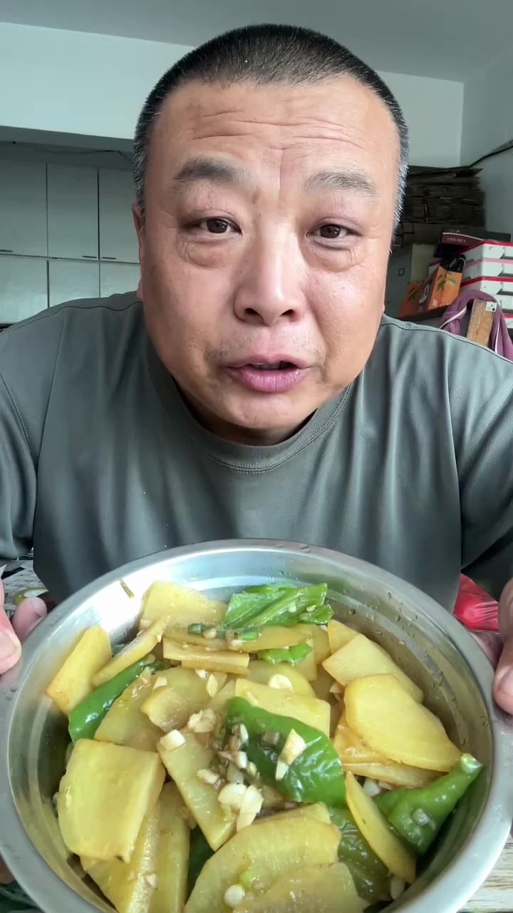 尖椒土豆片盖饭配鸡蛋这吃法香不香？