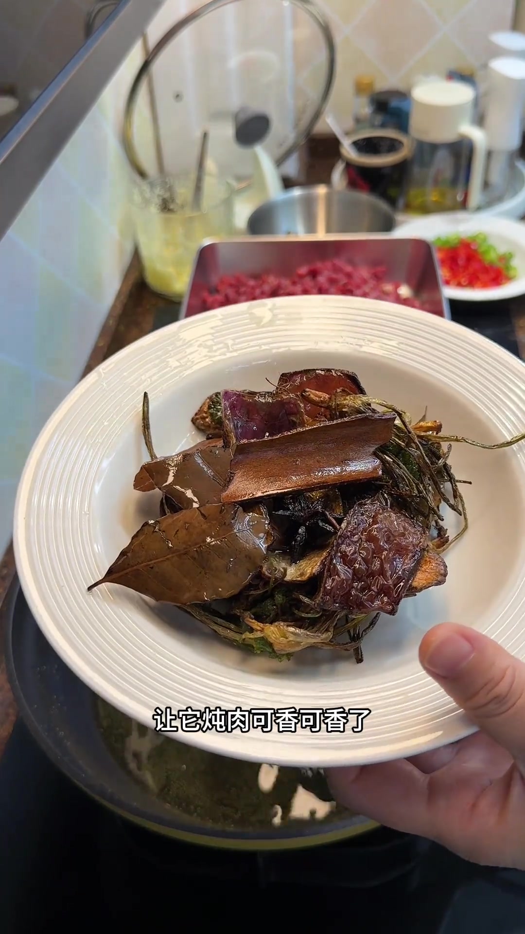 今天熬了点香菇酱，用它拌饭，拌面，夹馒头都可好吃了