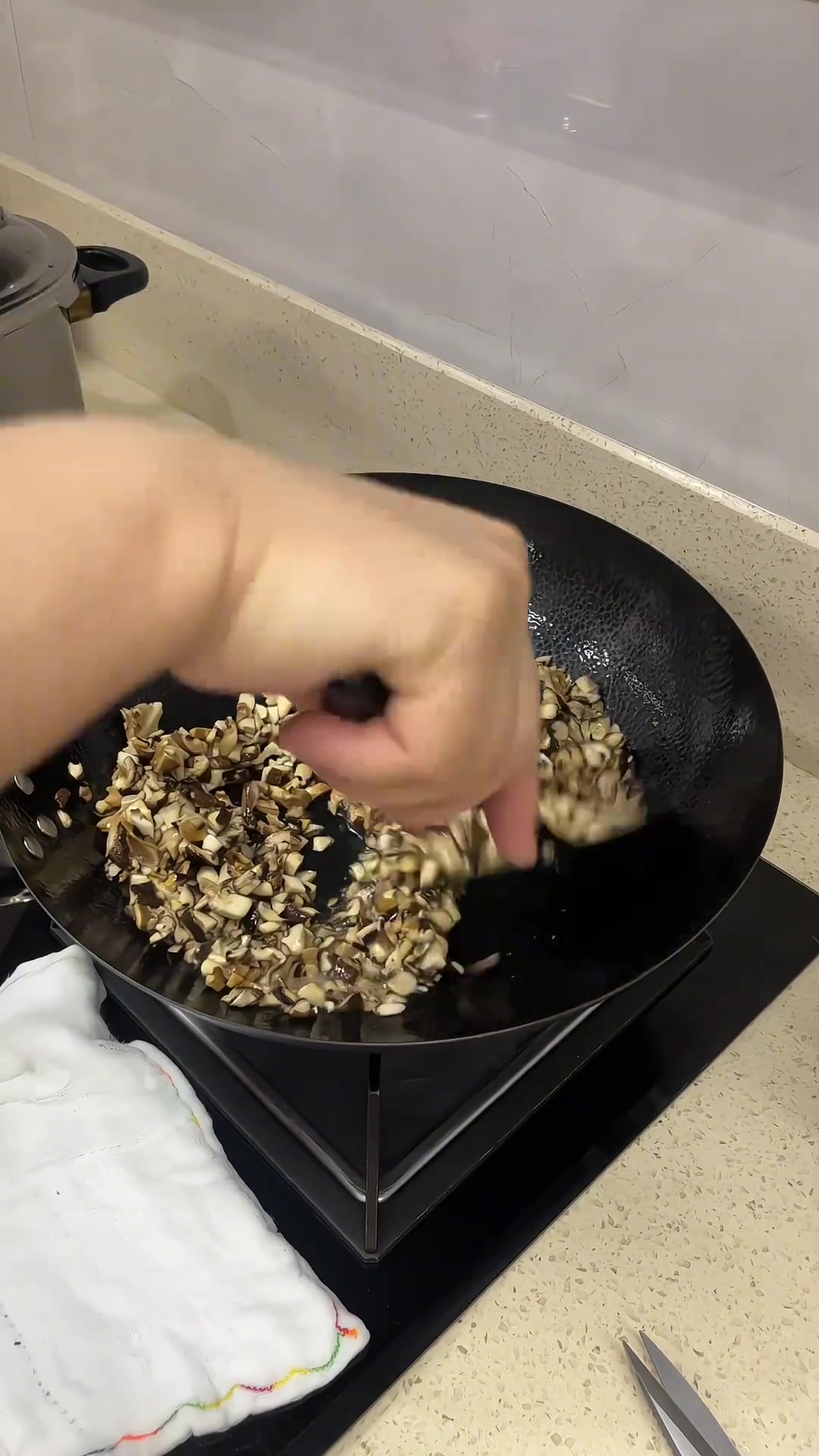 假期小孩在家包饺子,韭菜酸菜馅超爱