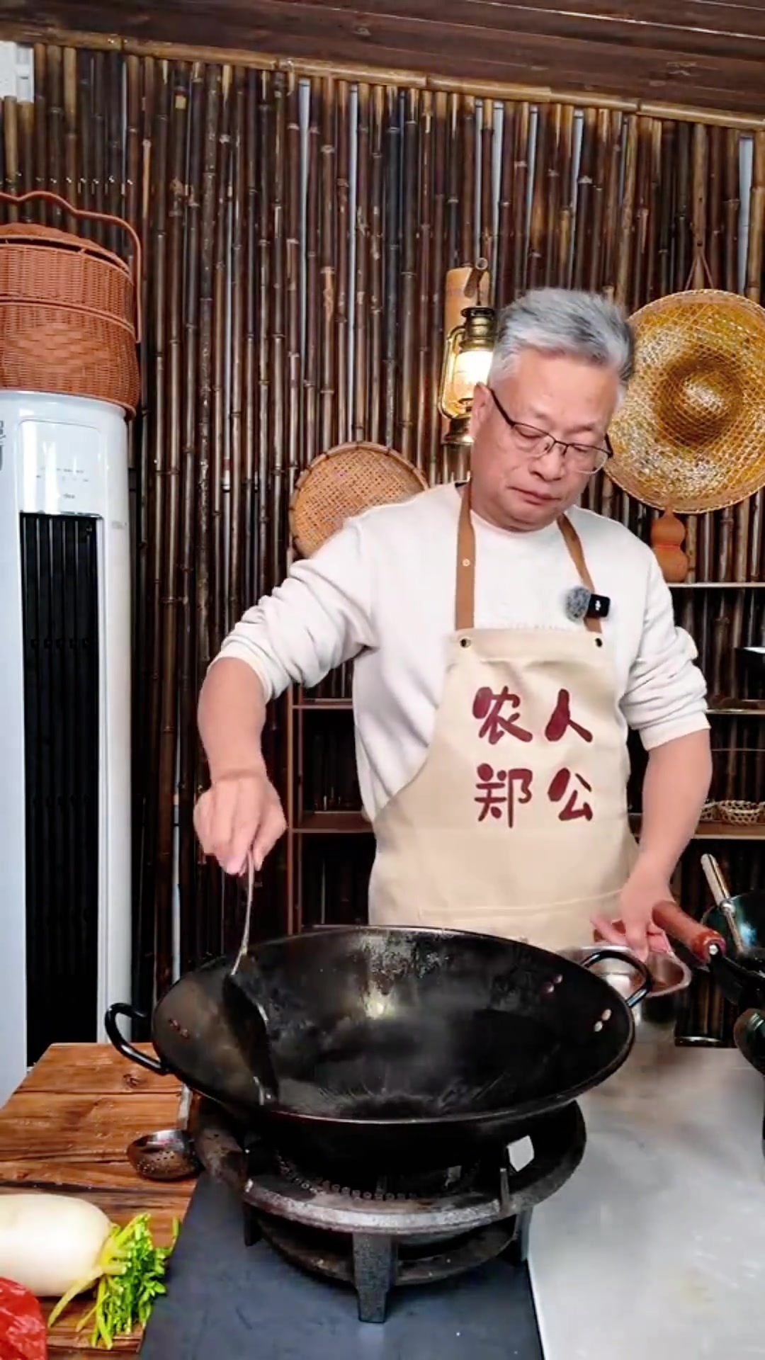 今日来一道芹菜兰豆炒猪润啊,真系好滑啊