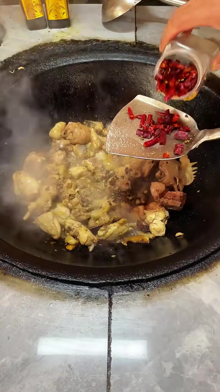 临沂炒鸡不是所有的鸡都好,散养的草鸡那才叫好!