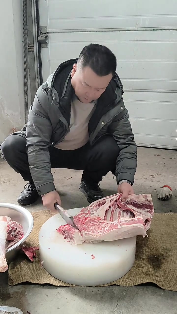 兄弟们,腊肉熏好了,7点起锅,八个小时够了,可以来拿肉了