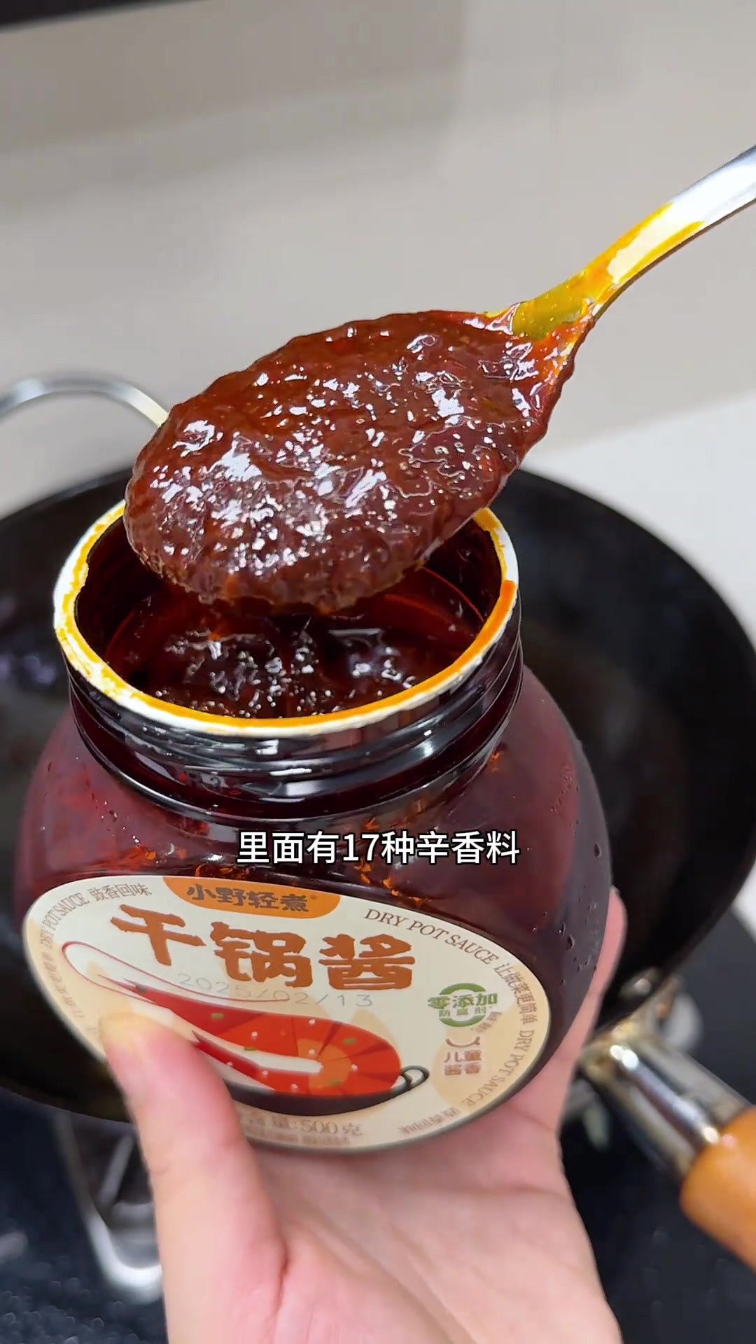 又给孩子安排了他们爱吃的干锅鸡翅虾，这个菜已经是我们家的常客了……