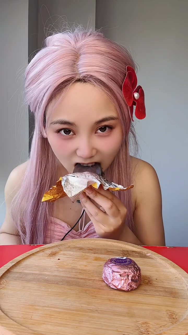 今天吃迪拜巧克力!我妹妹剩的!