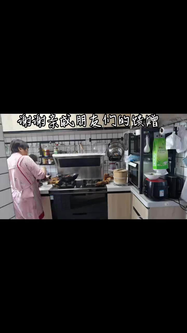 厨房日记:腊肉保管流程,猛火烧皮洗尽后,切块真空包装放冰箱冷冻即可