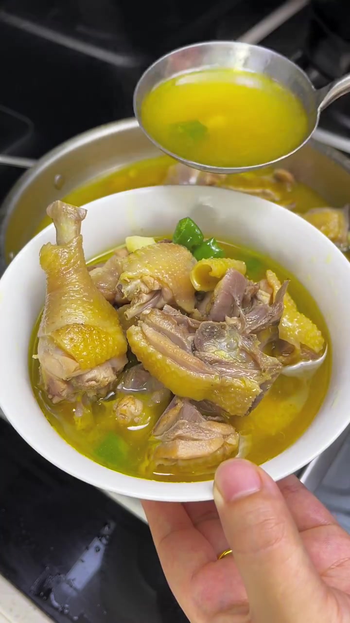 分享家常土鸡做法,汤鲜味美,鸡肉鲜香嫩滑!