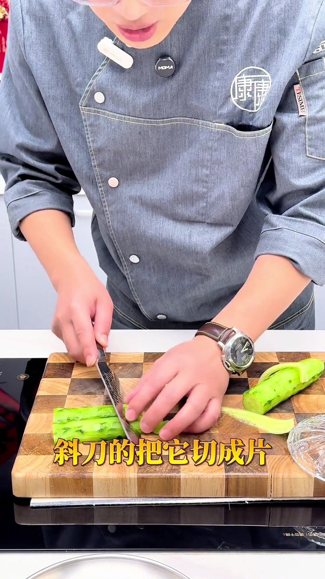 《老醋海蛰》凉拌装盘，鲜脆可口，餐桌开胃有它，清口脆爽，餐桌上必不可少的解腻菜肴。操作简单