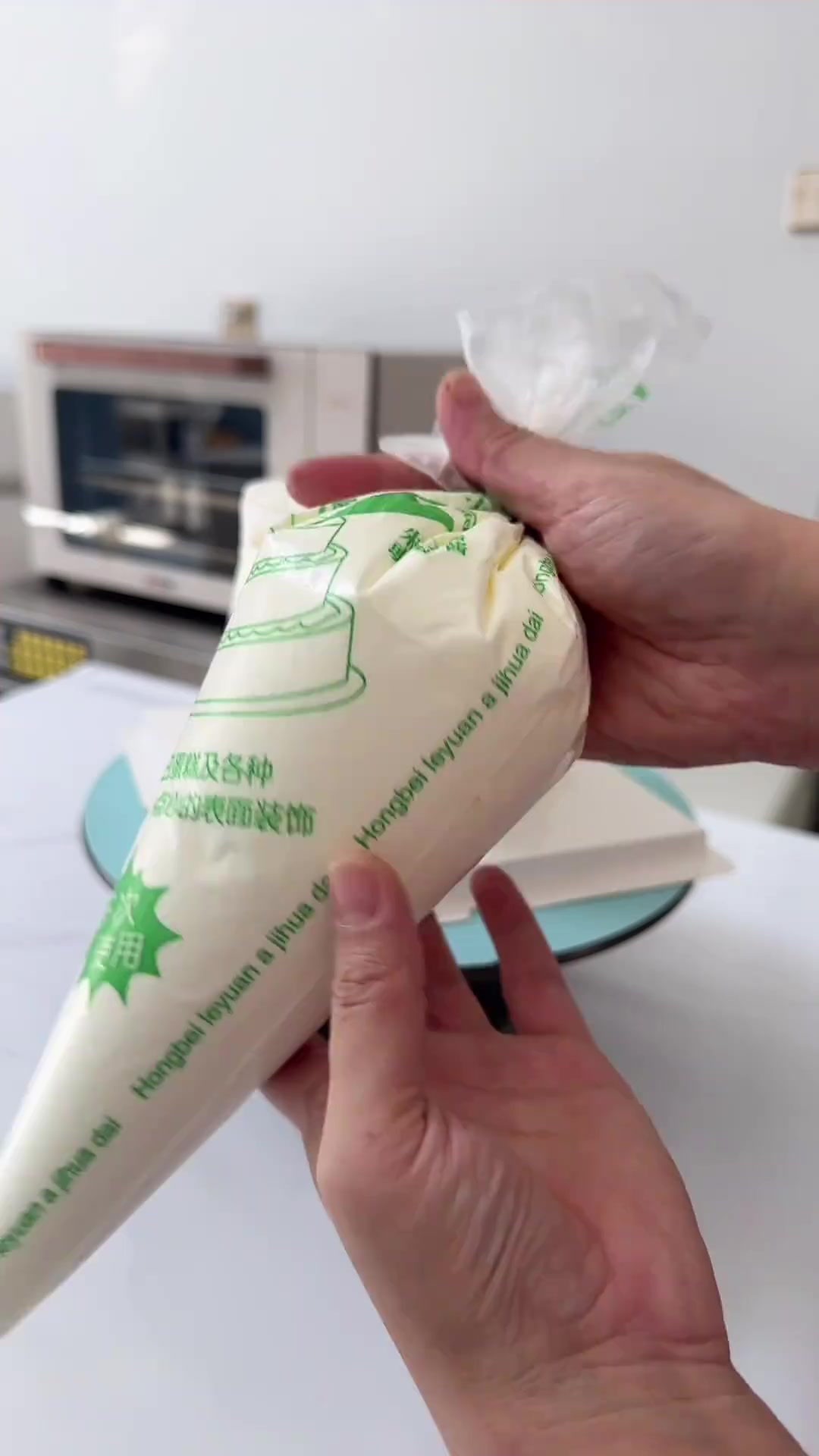 如何让蛋糕不鼓不踏如何让动物奶油蛋糕不鼓不踏,新手操作动物奶油全过程,如何打发动物奶油