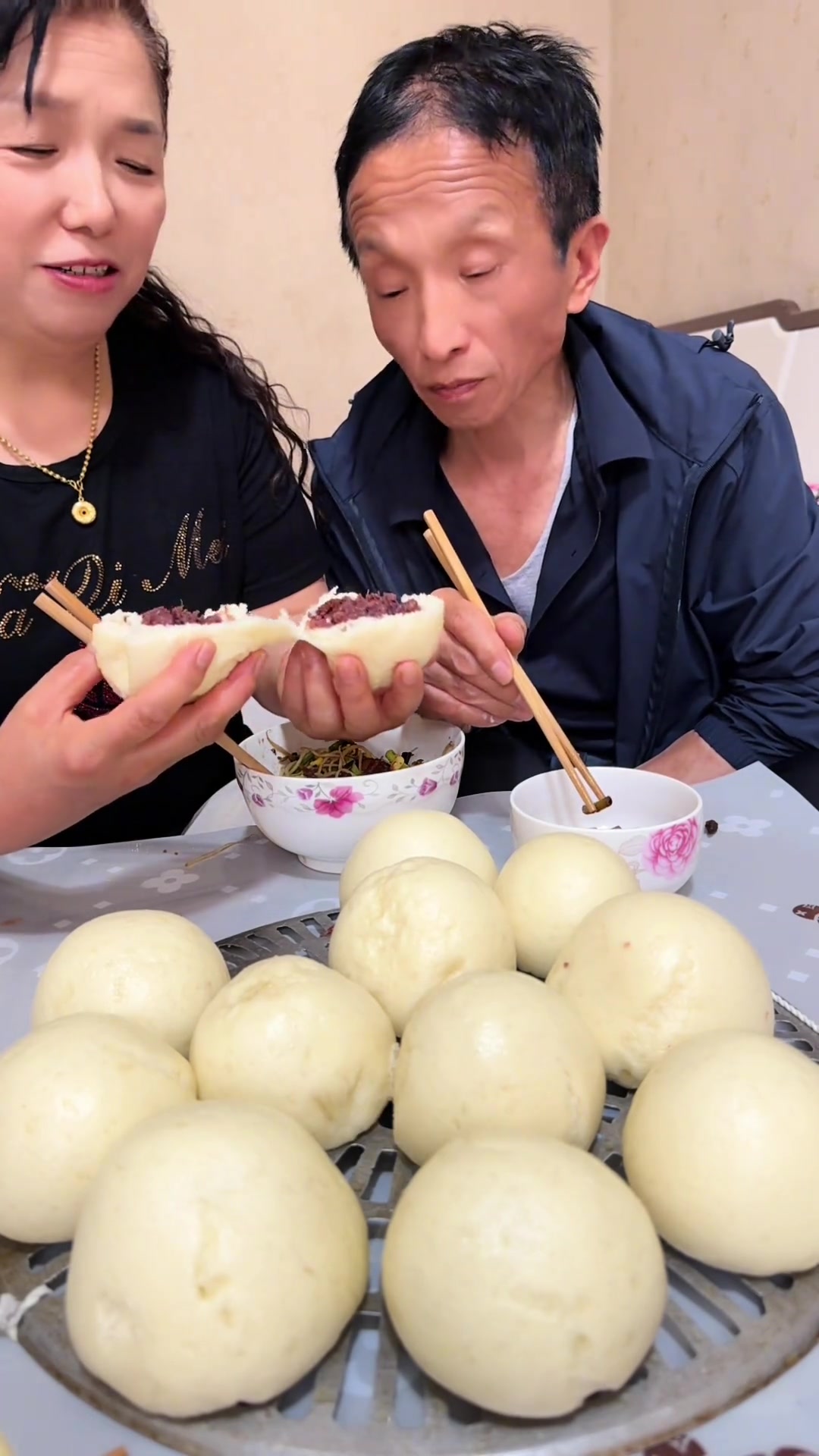 老王做的红豆馅包子，松软的皮子包裹着香甜的红豆馅，咬上一口香甜软懦