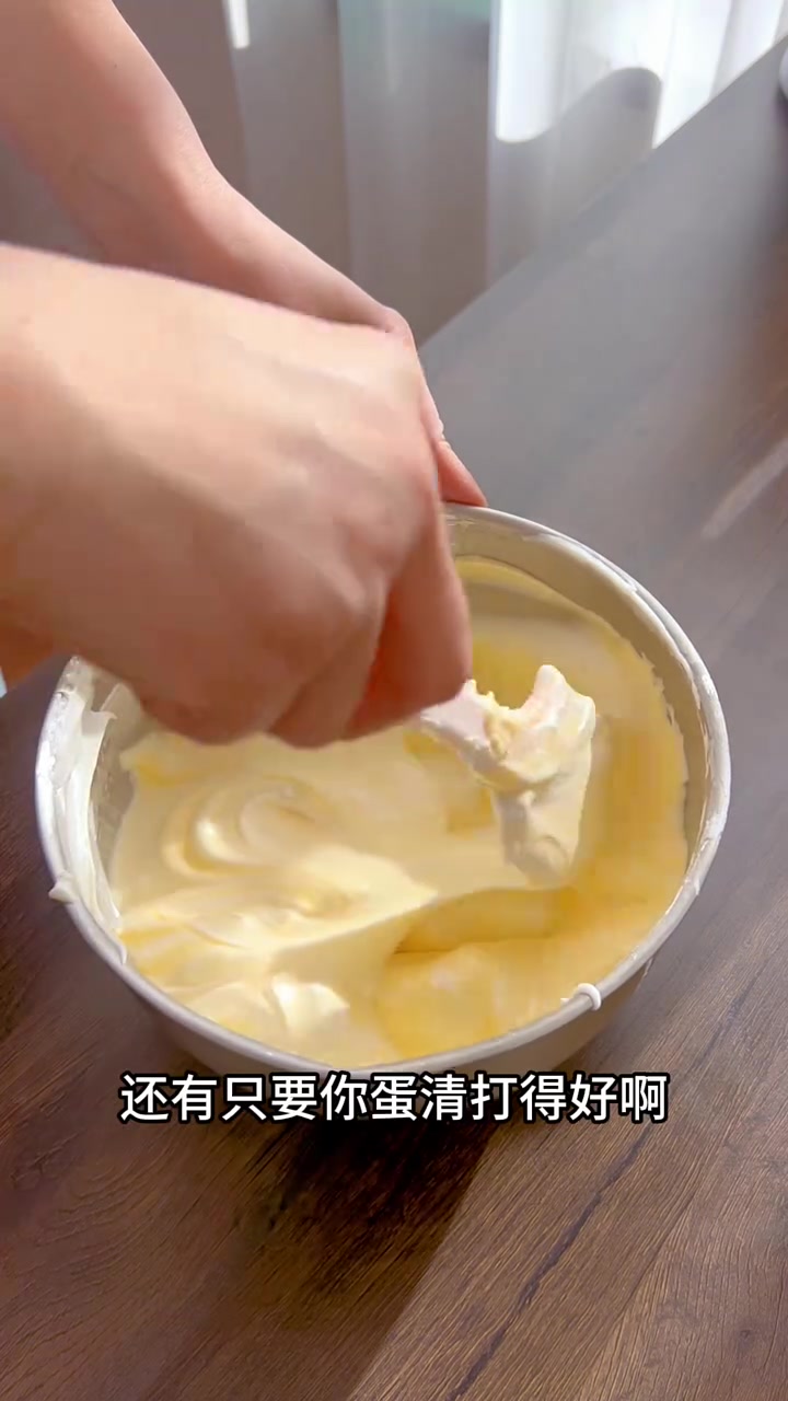 好看又好吃的草莓蛋糕听说外面卖88元/盒在家做也可以轻松拿捏香甜松软,太好吃了～