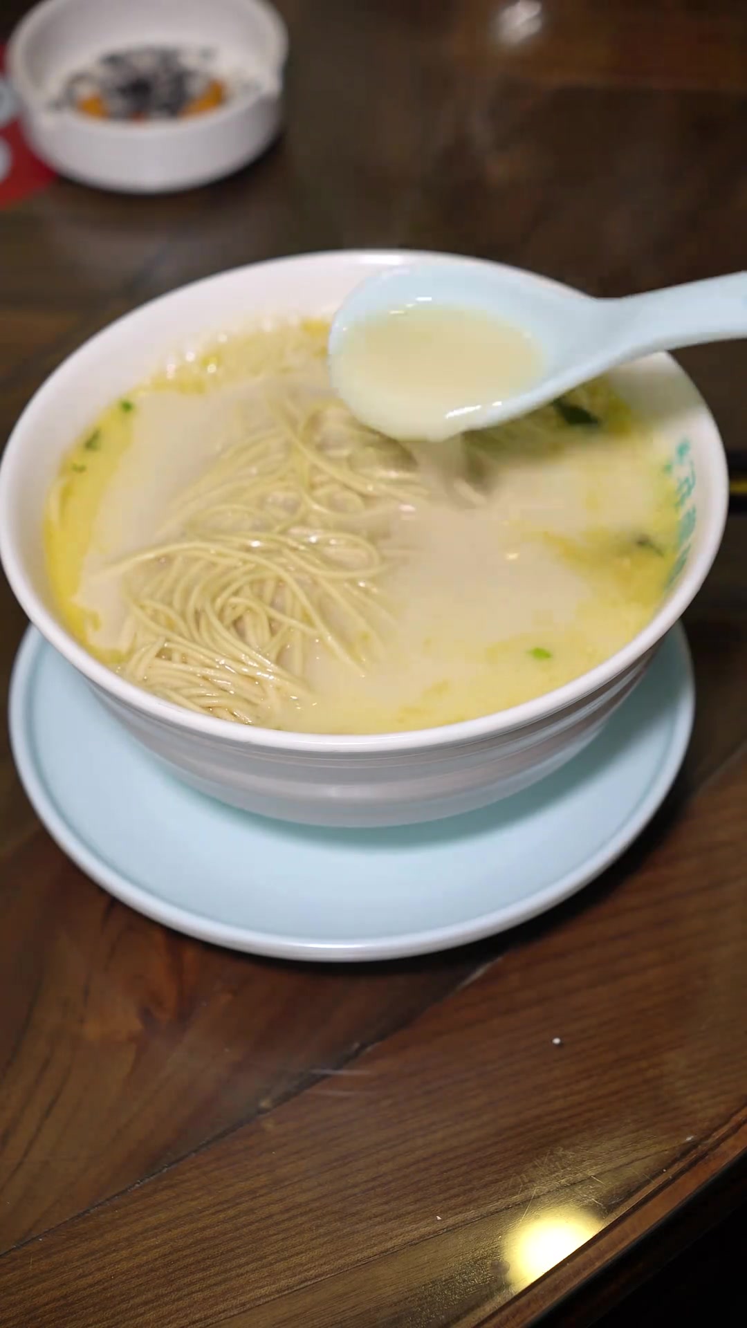 一碗地道的东台鱼汤面是怎么做出来的从选材、熬汤到煮面每个环节都极其讲究