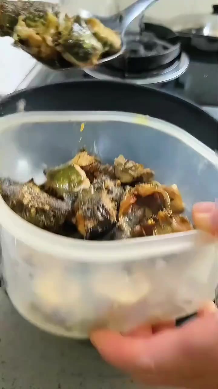 家庭小厨的美味时光，你也来试试这简单又好吃的豆腐焖河鱼吧！