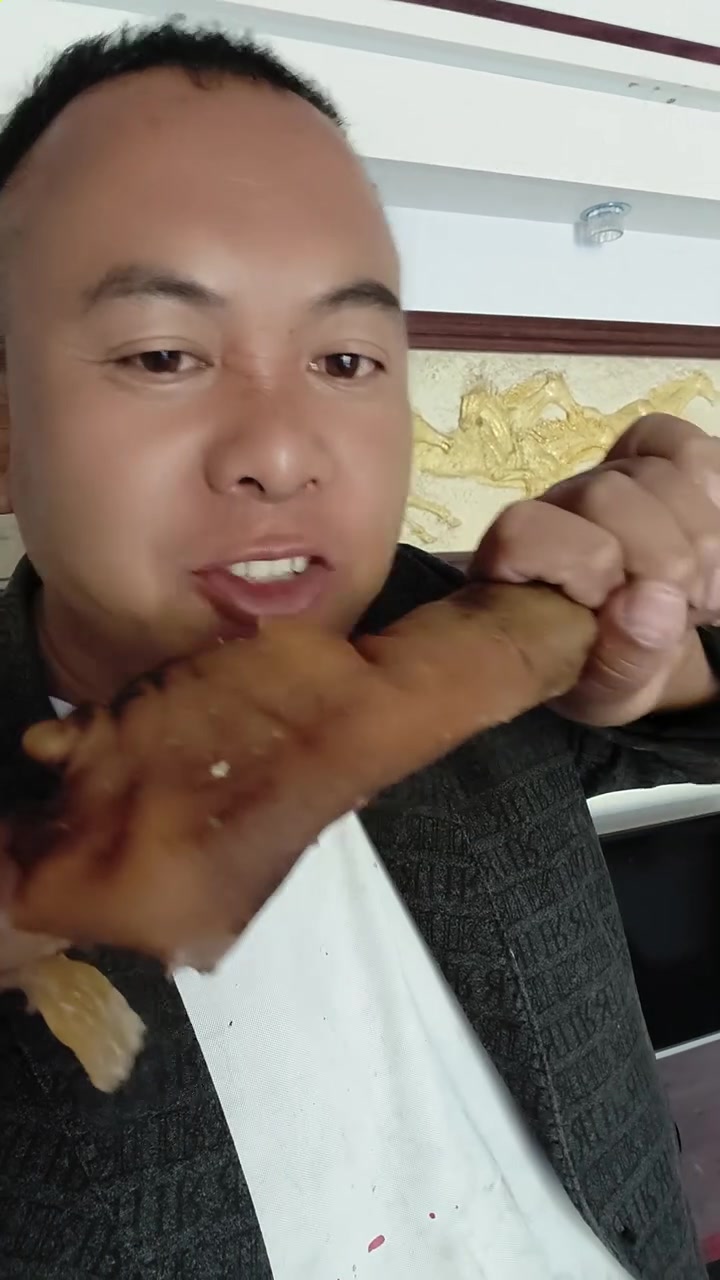 这就是我们彝族人的生活。大口吃肉。大碗喝酒。有没有愿意来一起的
