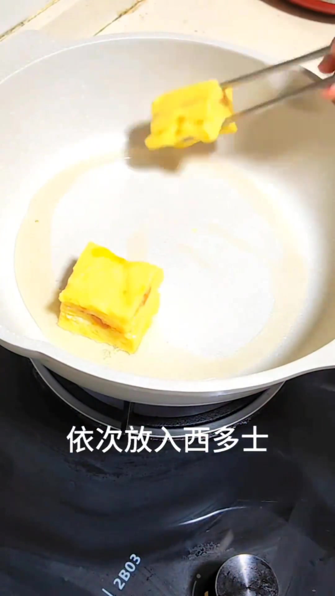 10分钟给宝妈做了个花生酱西多士,这个花生酱西多士外脆里软,满满的花生酱夹心,宝妈说明天还
