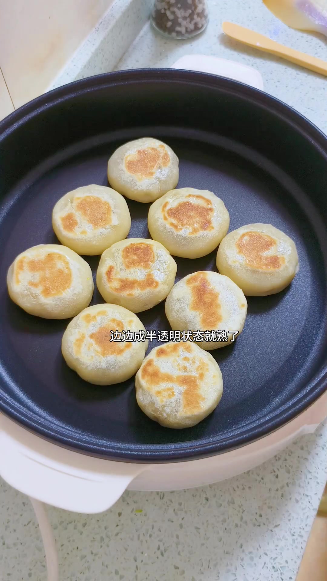 天热绿豆不要再煮汤了,一口平底锅就能做出了软皮绿豆饼沙沙糯糯清甜解暑低糖低油……