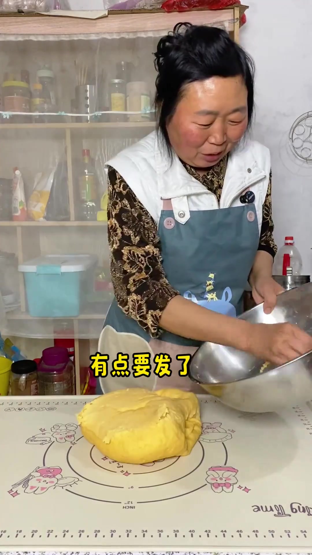 元宝蒸起来,南瓜和面金黄金黄的大元宝
