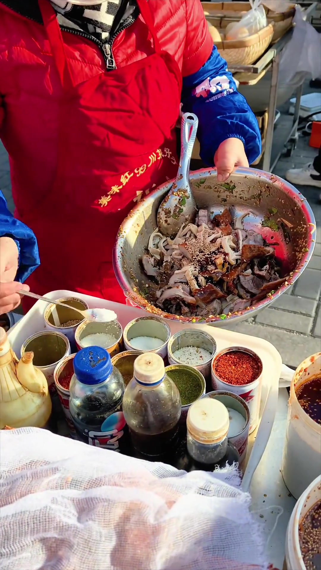 万家疃市场的拌烤鸭，我终于再次吃上了大姨之前好久没出摊，馋哭了哈哈哈
