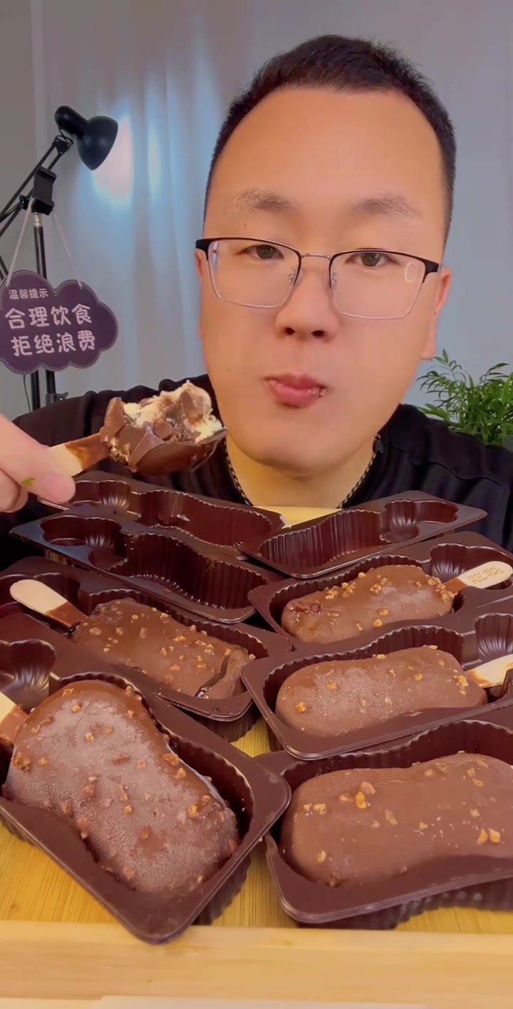 吃遍所有雪糕～绮炫黑巧布朗尼黑巧双重莓果口味冰淇淋布朗尼的脆皮好厚包裹着满满巧克力酱有点糊