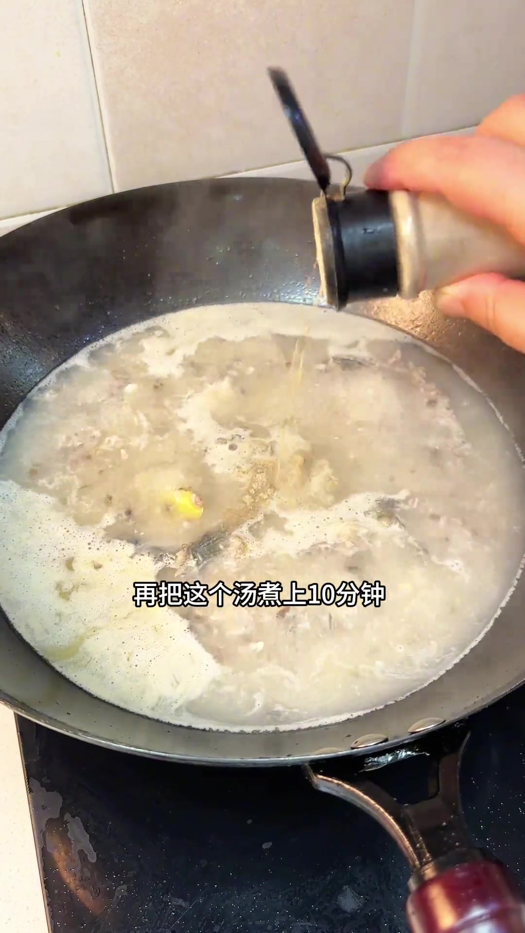 汤鲜味美的鲫鱼汤,奶白奶白的。一点鱼刺都没有,大口喝放心喝