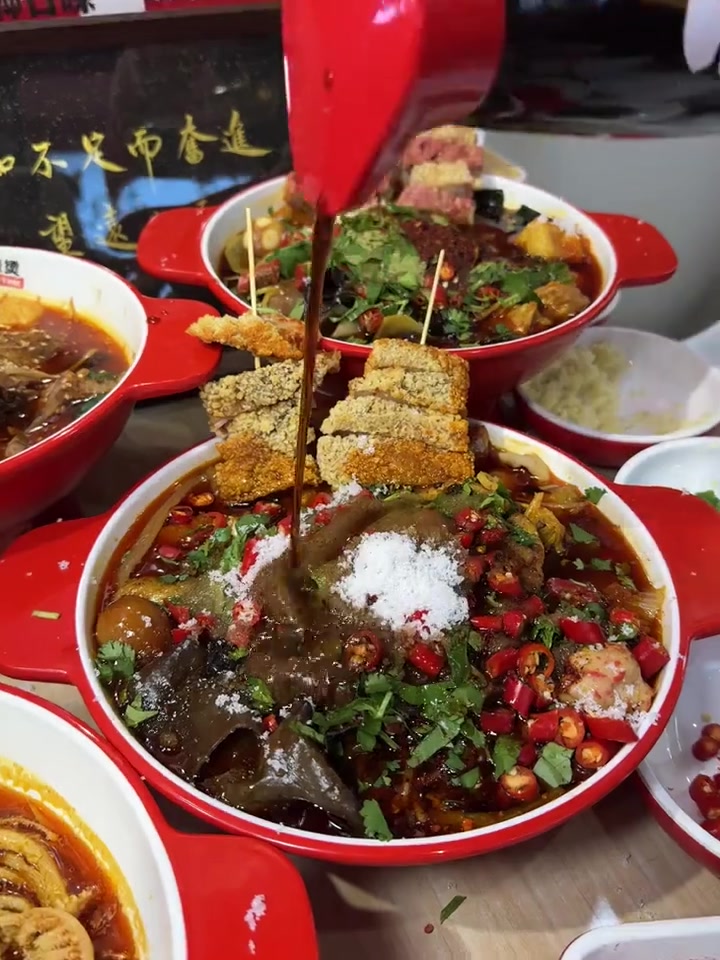 是长春!能吃到爆香的牛油麻辣烫!还有毛肚和冒烤鸭!