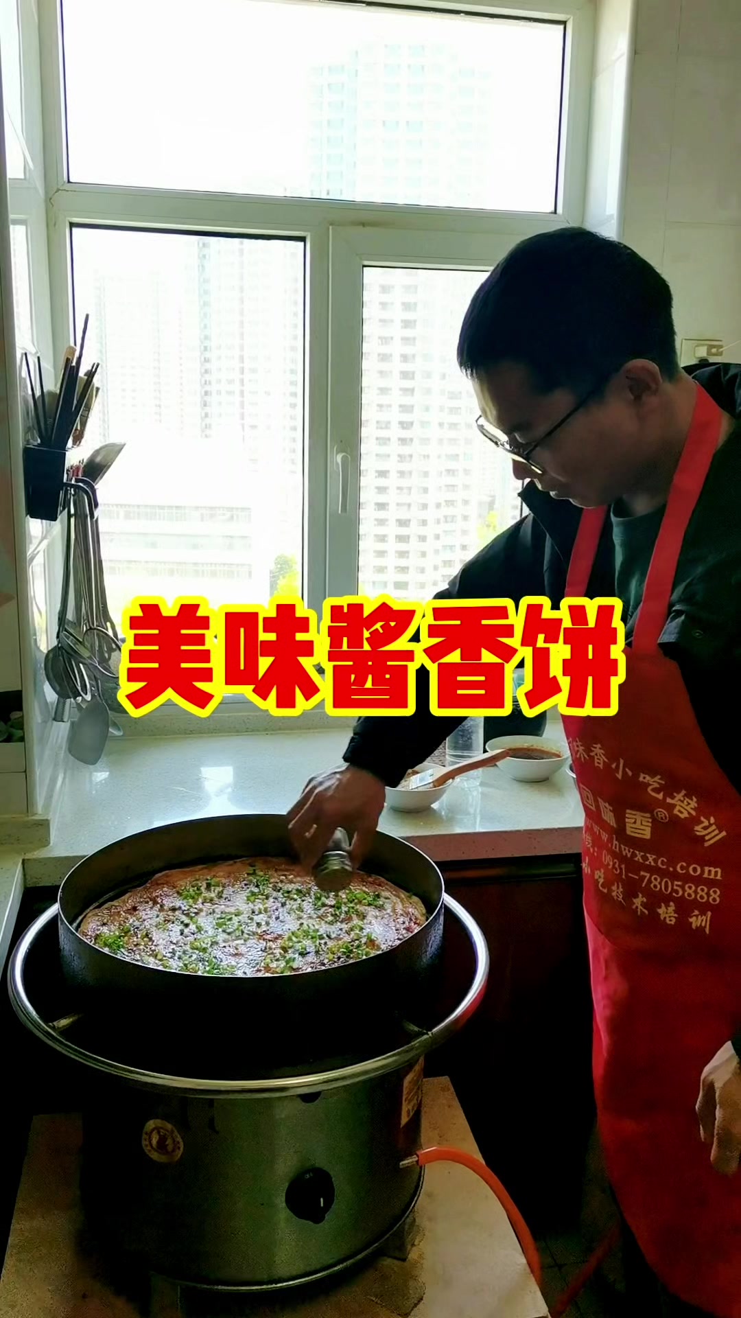 3步做出酱香饼!酱香饼千层饼荷叶饼早餐小吃技术,凉了也好吃