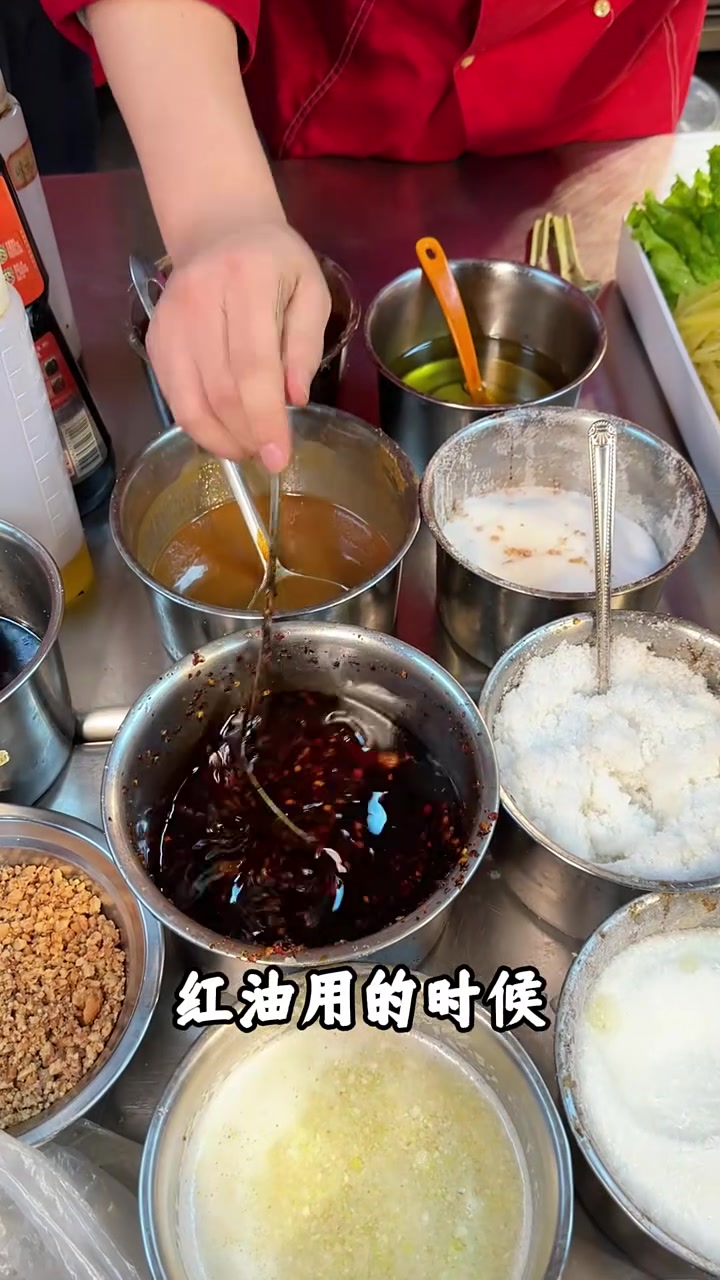 熟食店必需品就是凉拌菜！搭配猪肉、牛肉，既提高了客单价！