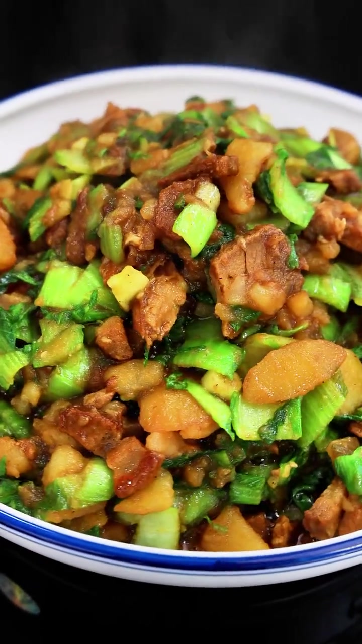 今天教大家做个腌猪肉小白菜