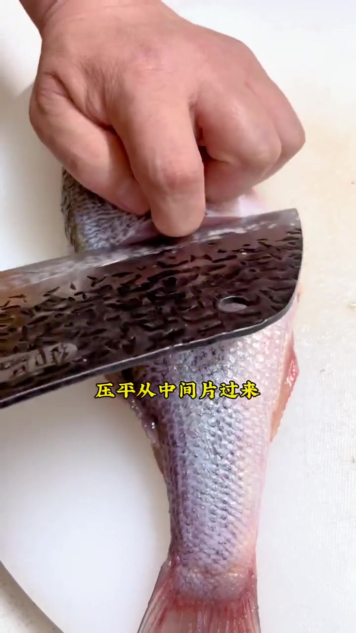 清蒸鲈鱼简单好做又好吃，关键是刺少，老人孩子都可以吃！