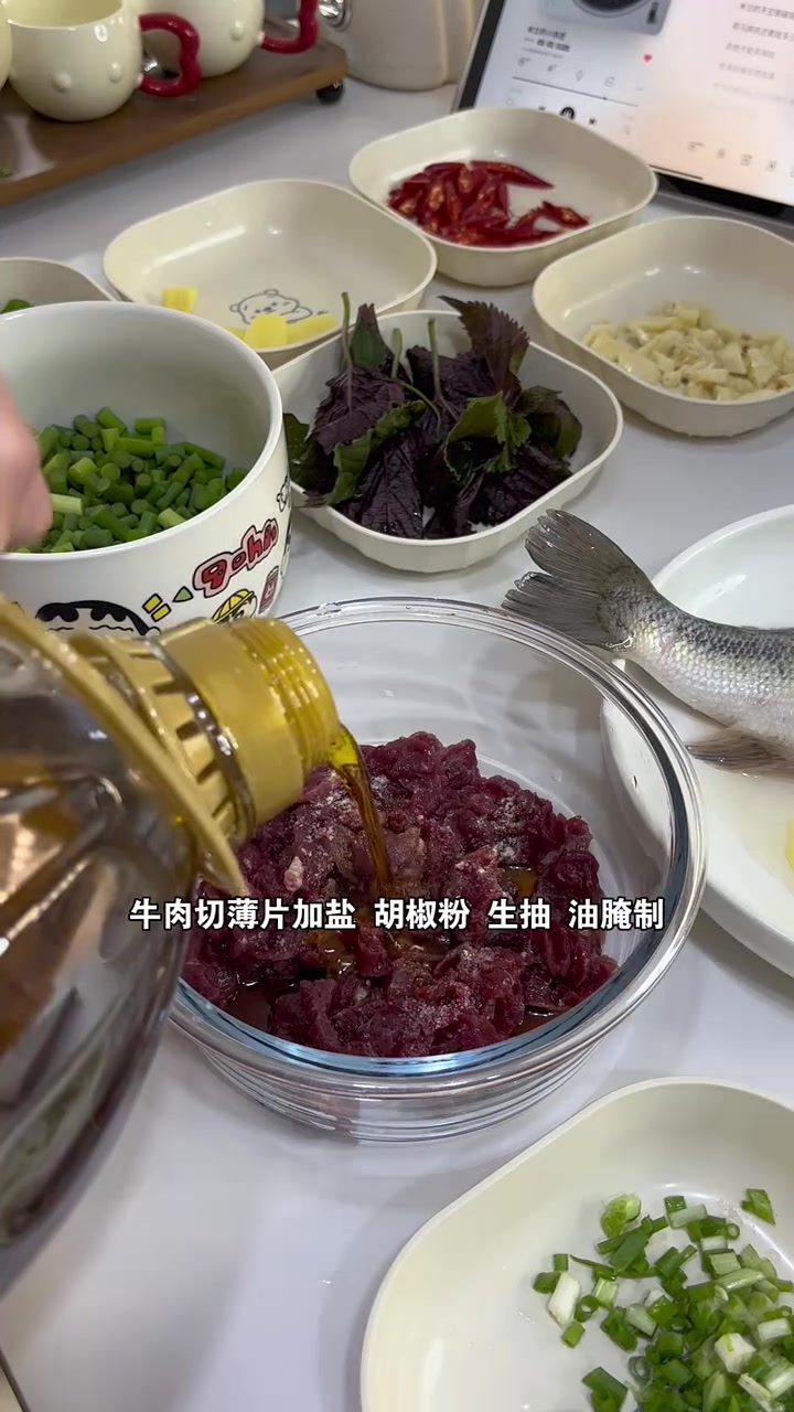 140平同居生活今天跟小谢和她朋友吃:可乐鸡翅+红烧鲈鱼+蒜苔牛肉+胡萝卜炒土豆丝