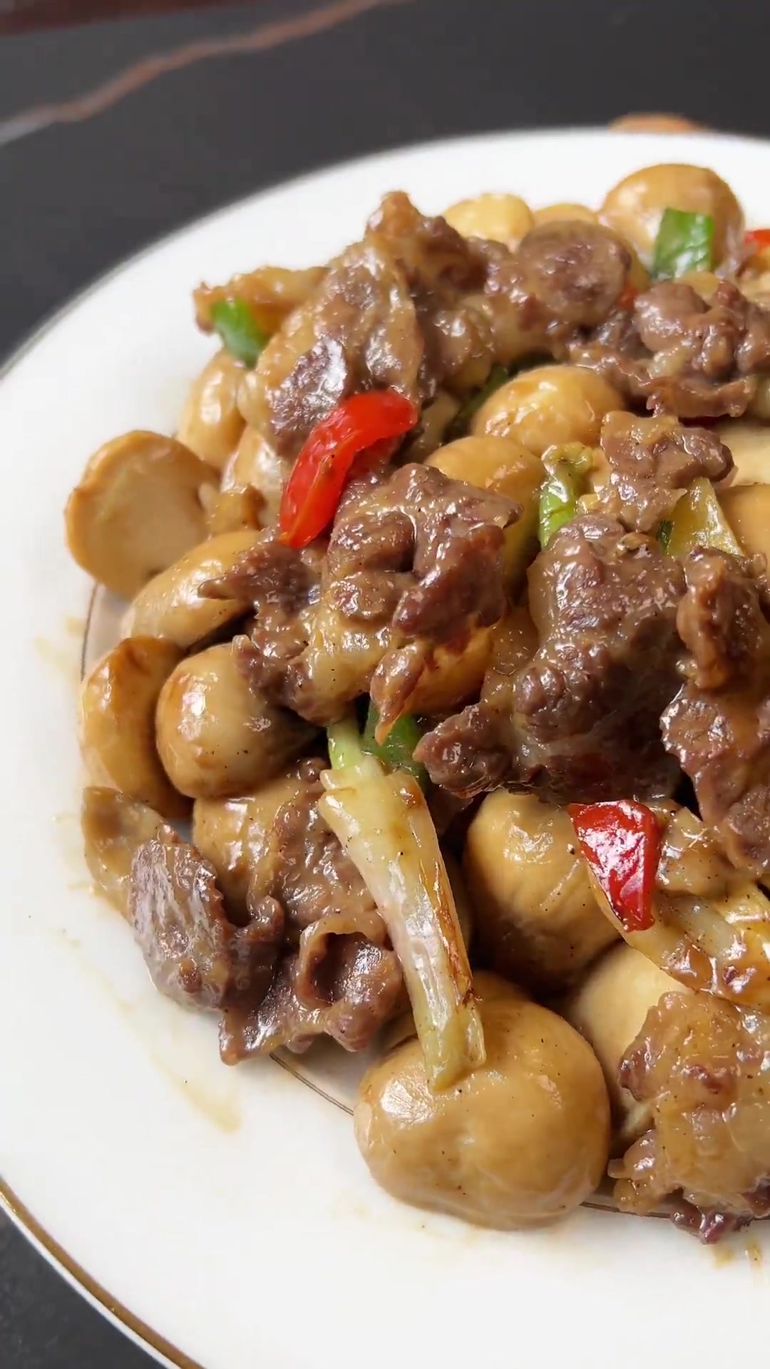 草菇炒牛肉,以前去茶餐厅最喜欢点的一个菜,其实在家做也非常简单