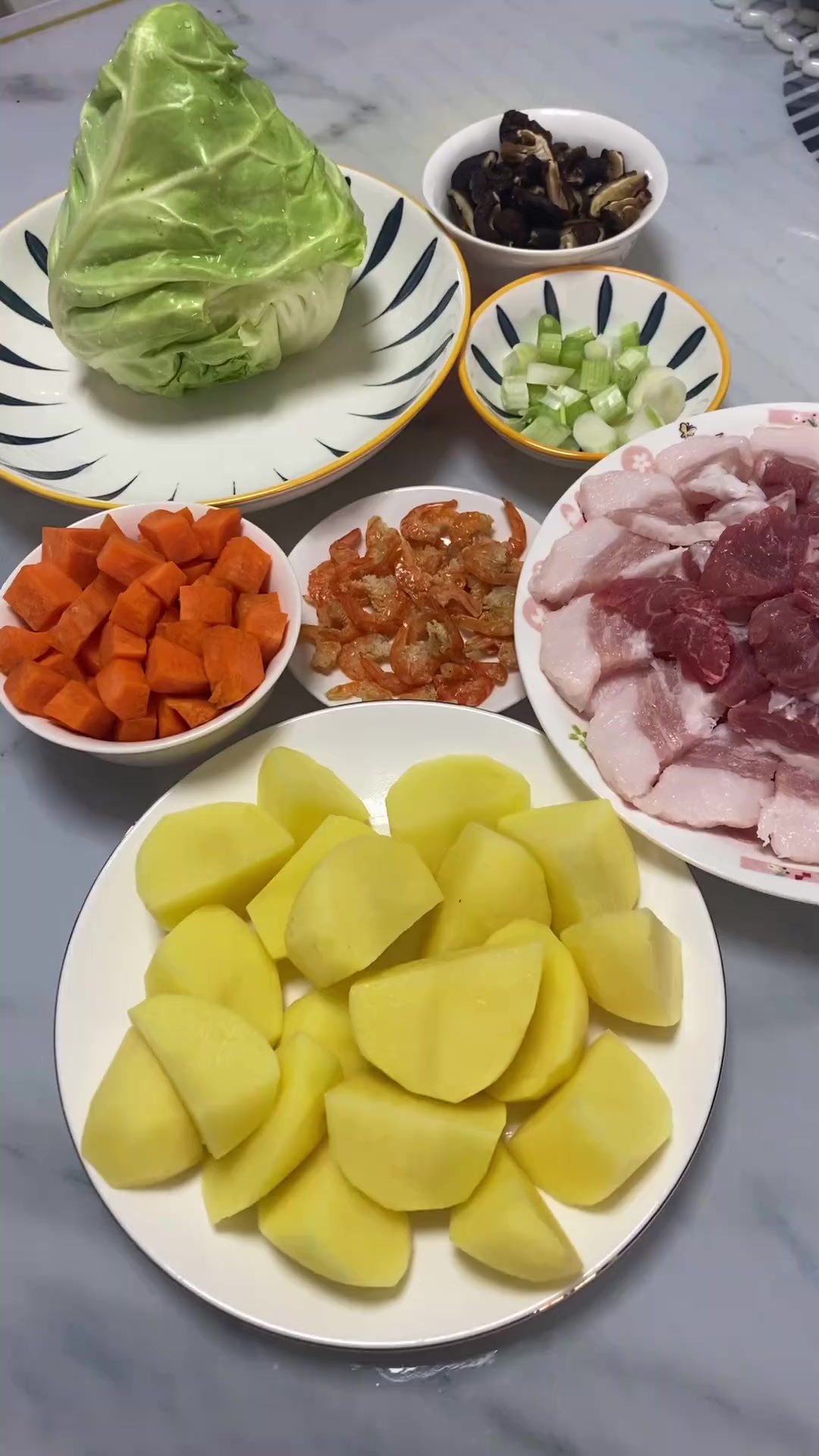 闽南家常版马铃薯煮包菜饭,做法简单,满满的古早味,把双层肉煸出油葱头爆香,放入香菇,马铃薯