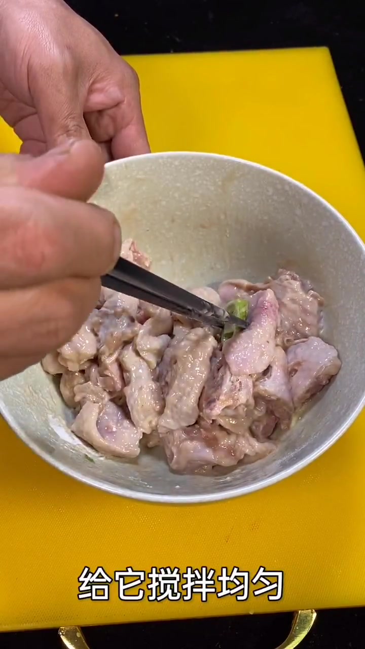 香辣鸡翅教程！新鲜鸡翅这样做，外酥里嫩超好吃！