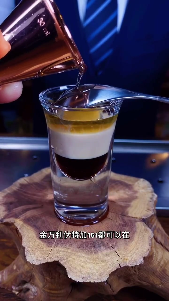 B-52轰炸机：全球最火的Shot杯鸡尾酒，类似飞机俯冲轰炸