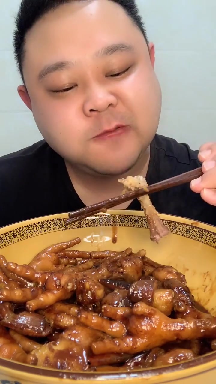 黏糊糊的,就是这个味儿,鸡胗炖鸡爪,鸡爪有点太瘦了