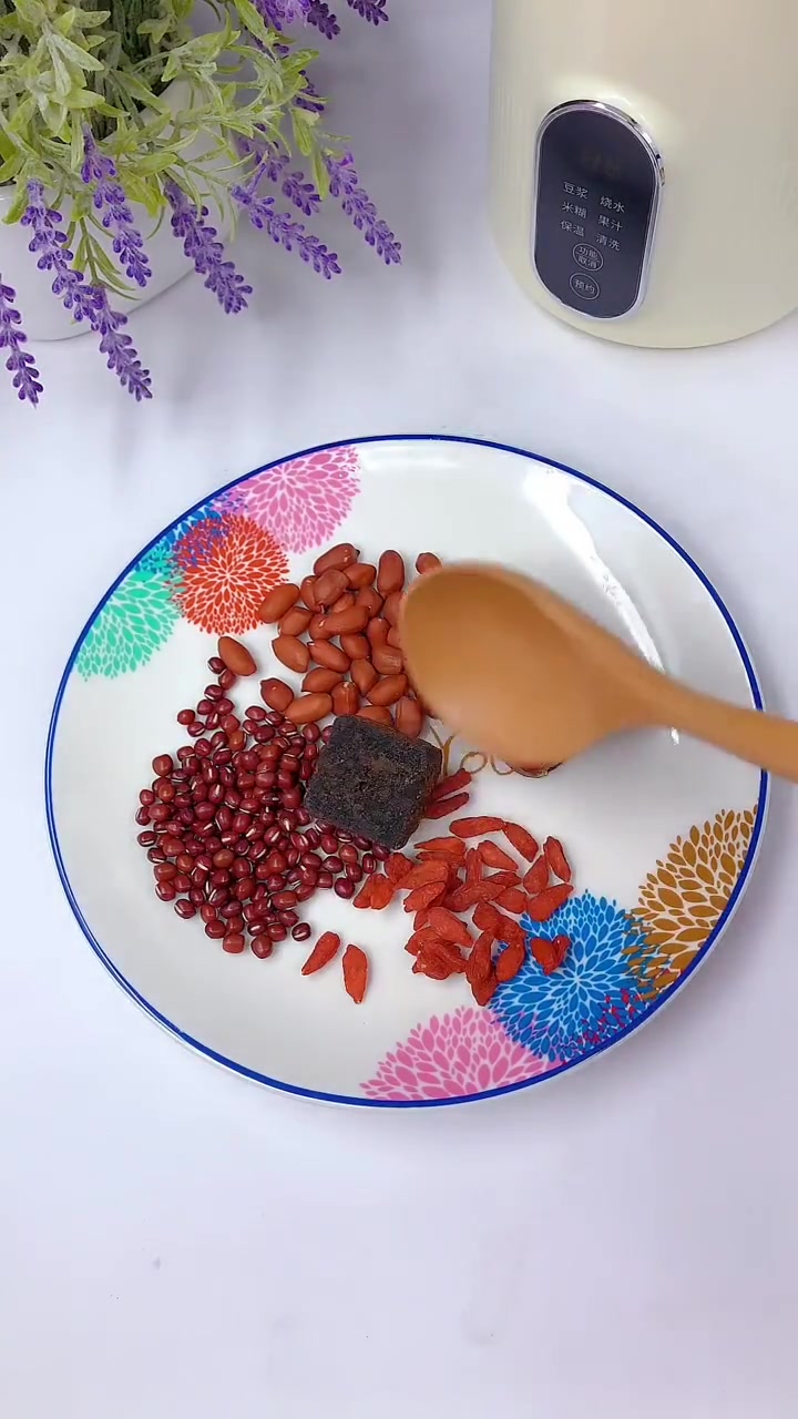 婆婆告诉我,牛奶偏寒,女生不适合每天早餐喝;豆浆富含植物蛋白,而且可以随意搭配花生,银耳,