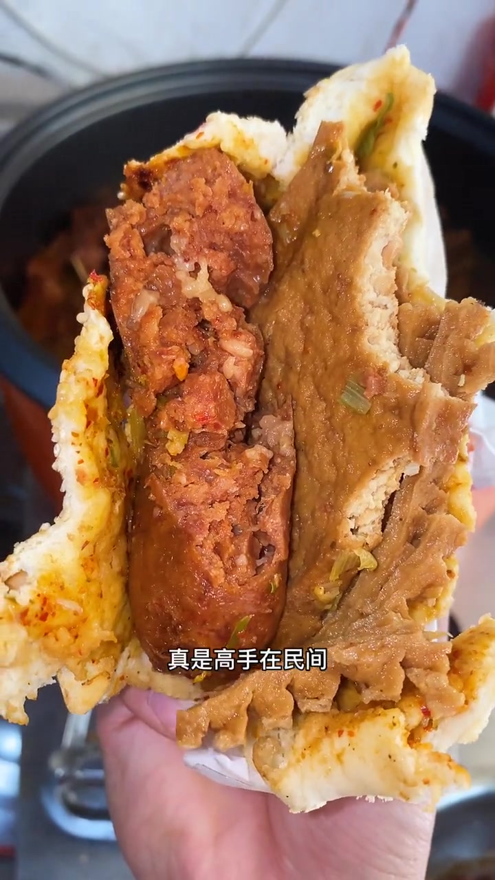 菏泽烧饼个大芝麻多，种类丰富，来菏泽一定要尝尝~