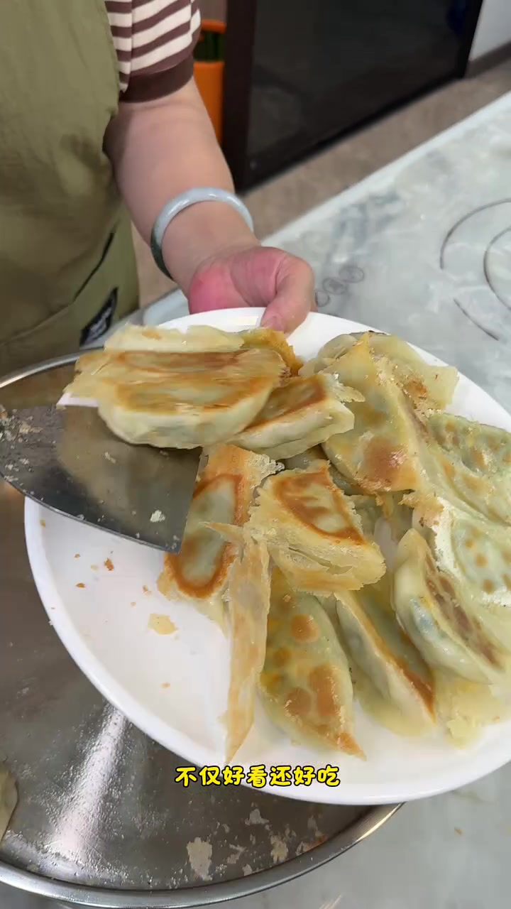 爱吃锅贴的姐妹你按照我这个方法做不仅外酥里嫩还鲜香入味，太好吃了