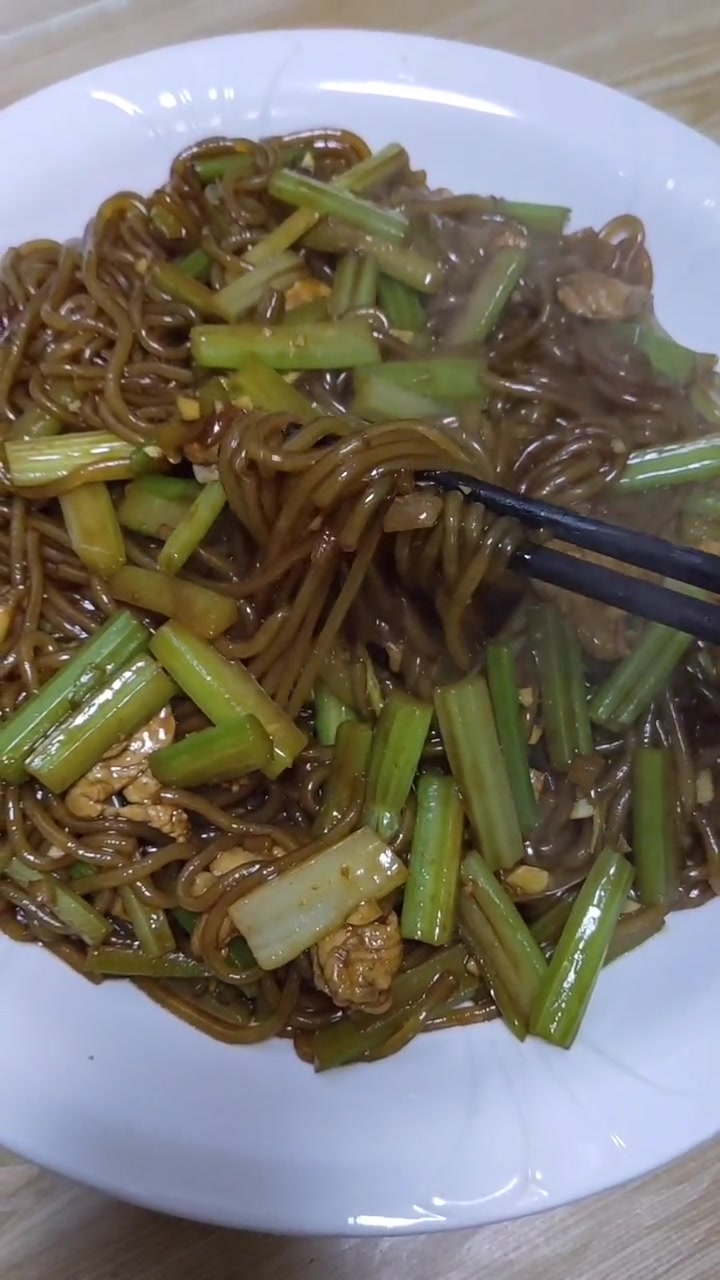 简单好吃的东北家常菜芹菜炒粉条做法来啦