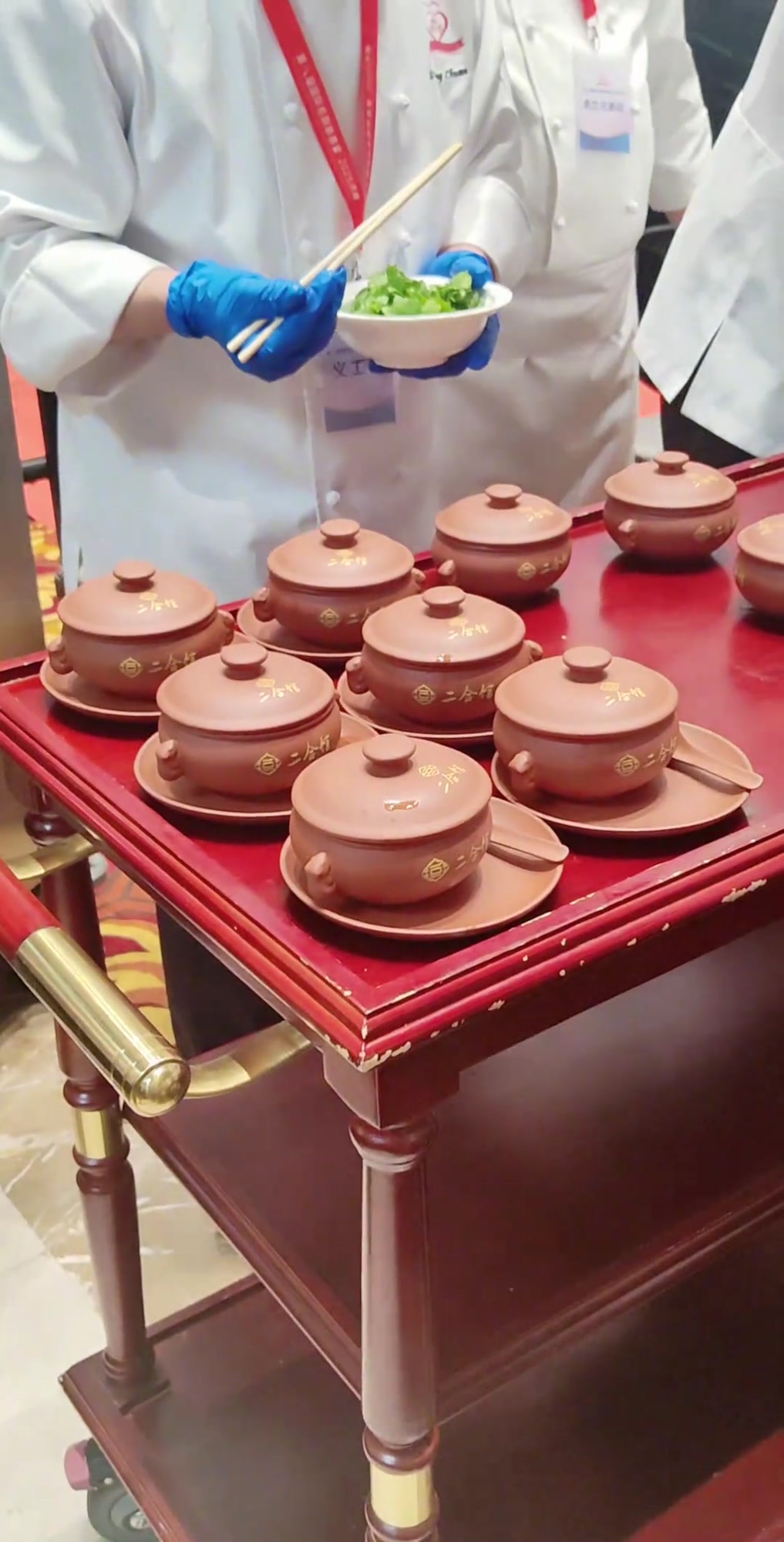 四天三夜的期待,九十六小时的付出。只为2050位国宴酸辣乌鱼蛋汤的完美呈现!