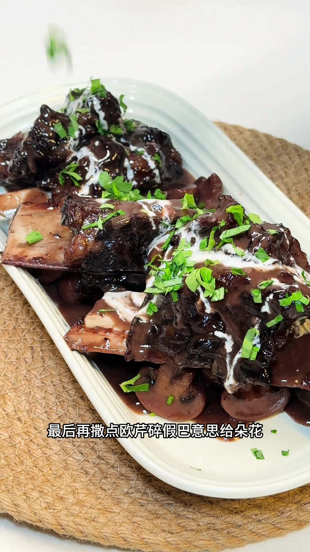 红酒炖牛肉超级简单且巨营养好吃的一道菜,红酒的单宁很能去腥增香,带给牛肉巧克力的味道!