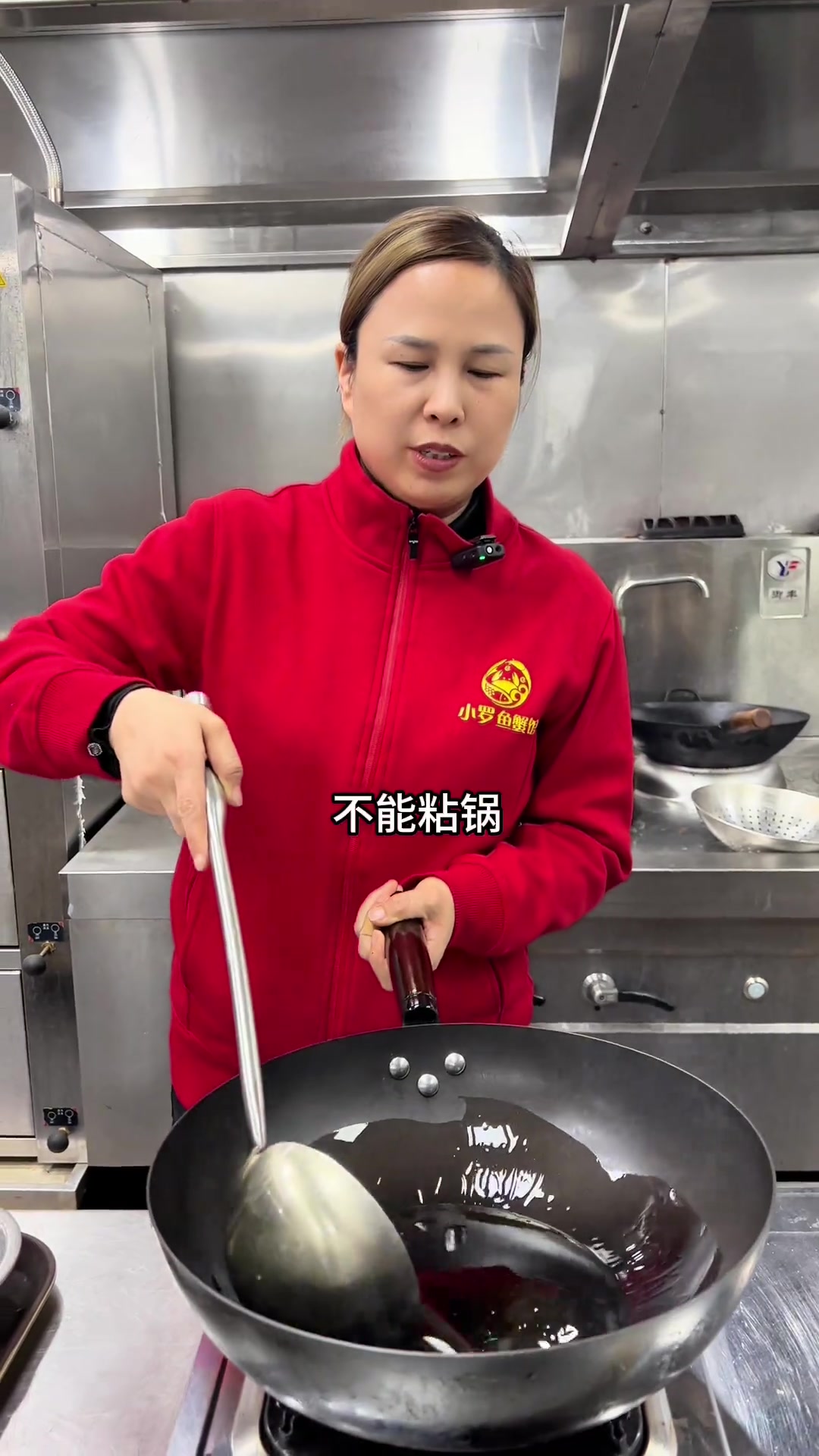 这是我们小罗自己养殖基地湖里人放天养的翘白鱼,也就是大家俗称的翘嘴,肉质相当细腻,简简单单