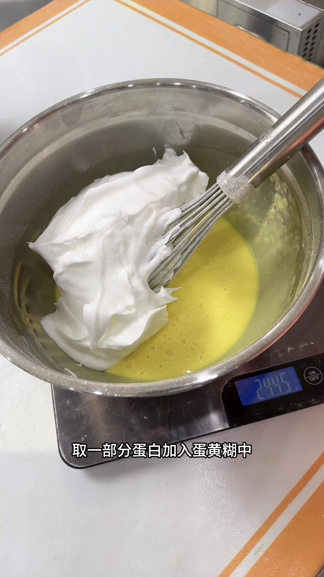 纸杯蛋糕的做法成本及售价纸杯蛋糕里搭配几个开心果奶油的纸杯整体颜值真的拉高好多呀，开心果奶
