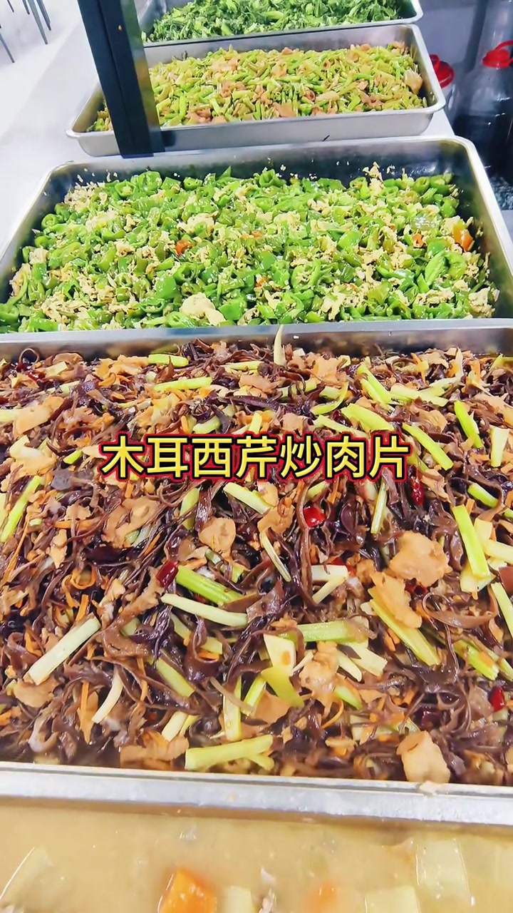 食堂员工餐、每人三个菜、两荤一素一汤,分享食堂美食推官