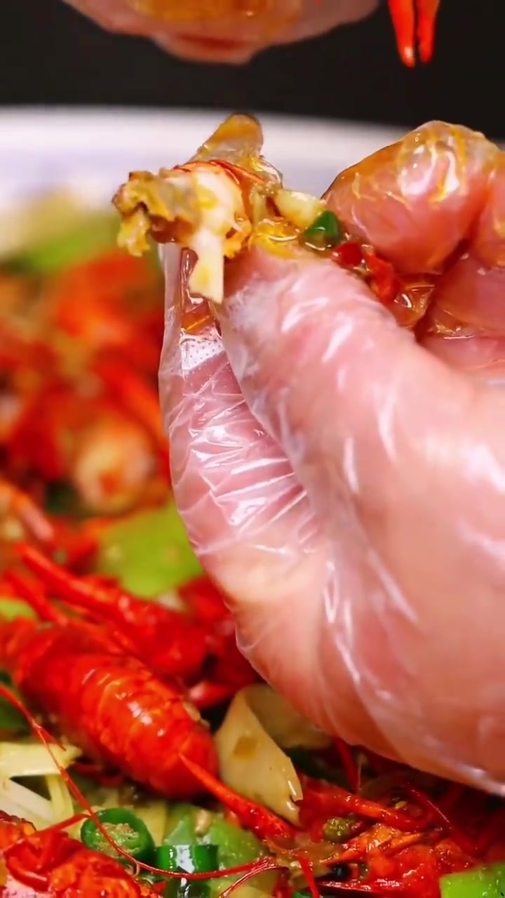 夏夜绝配！小龙虾+冰啤酒，爽到灵魂出窍家人们，又到了小龙虾称霸餐桌的季节，剥开虾壳，鲜嫩Q