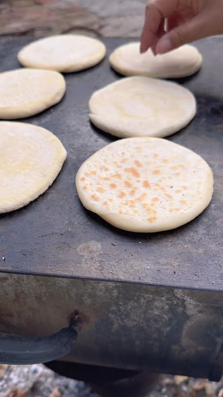 山里的冬天，真的太冷了！按个新炉子，让这个冬天变得温暖！做个肉夹馍，开心一下！