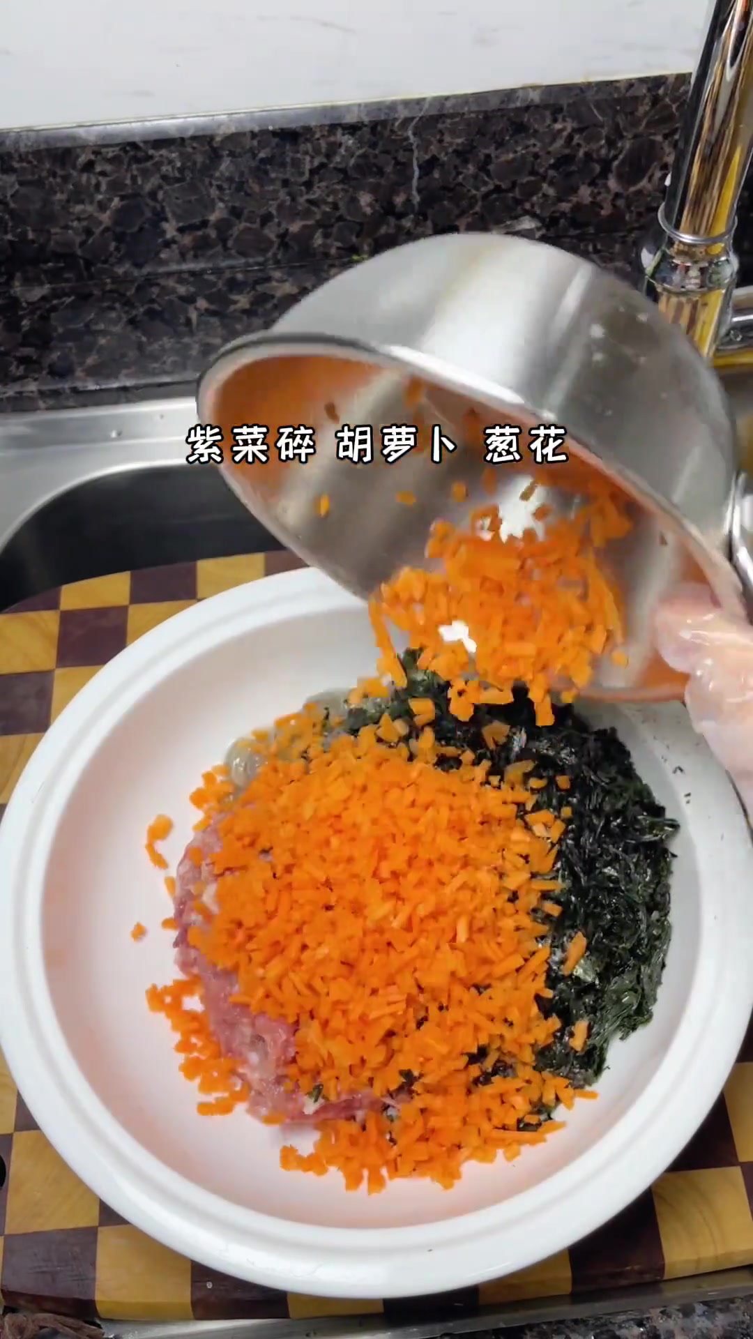 孩子又馋我做的紫菜虾仁蒸饺了,做法简单蒸好的饺子皮薄馅足鲜好吃