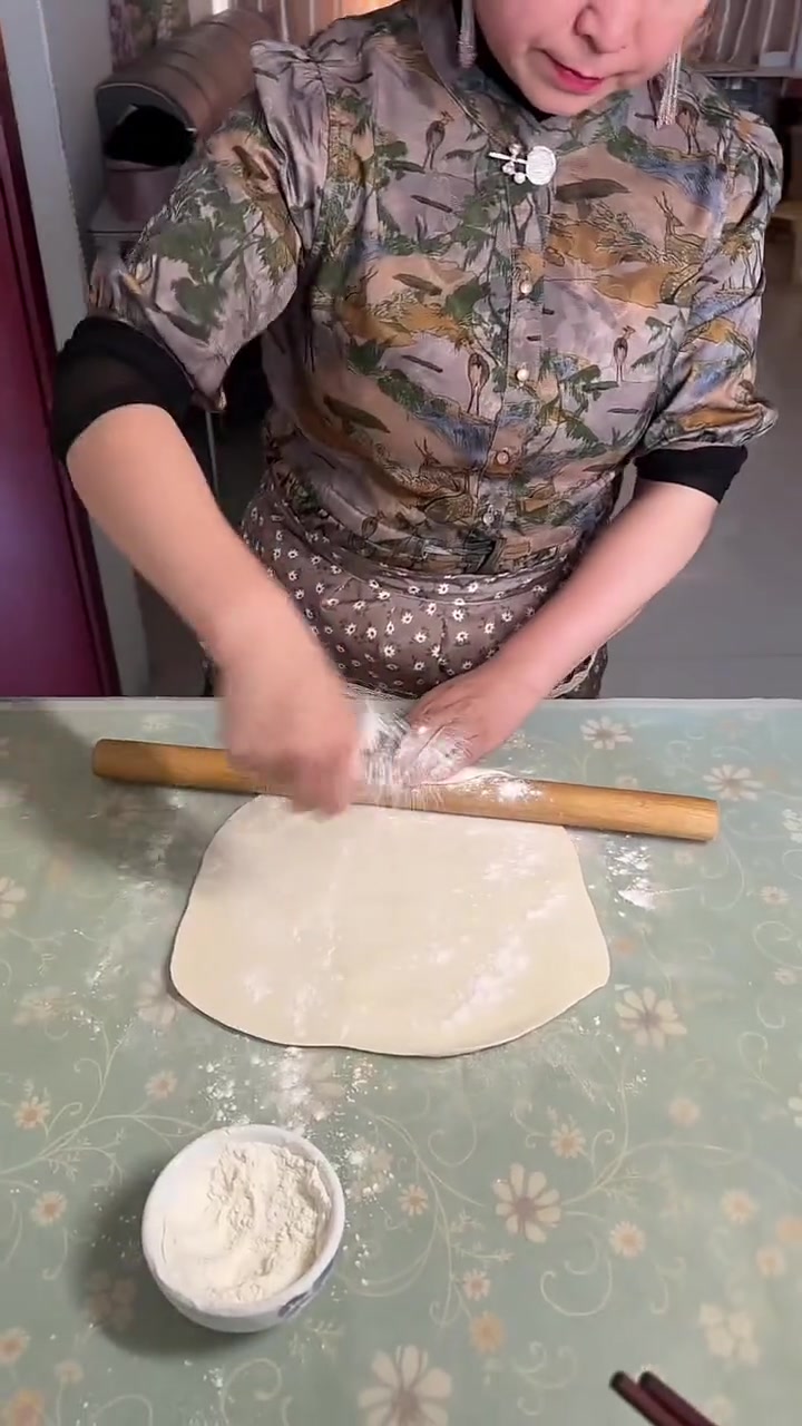 妈妈做的新疆肉馕真的太好吃了,外皮酥脆内里满满肉香,喜欢的哥哥姐姐快来一起做吧!