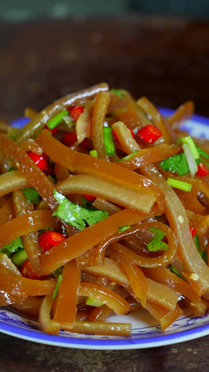 藤椒猪皮做法,夏天要吃凉拌菜