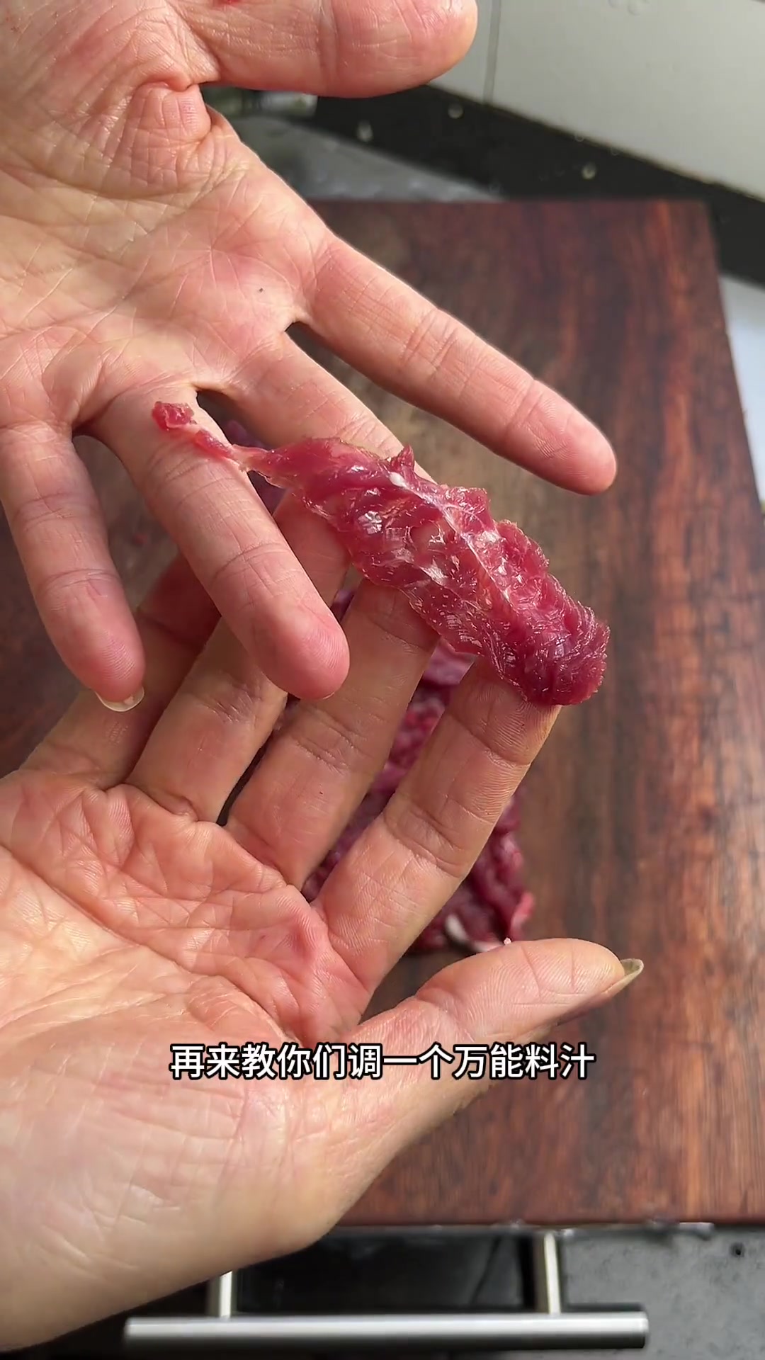 分享一到夏天必备的经典凉菜，香菜拌牛肉！味道真的超绝！学会了又是一道拿手菜！